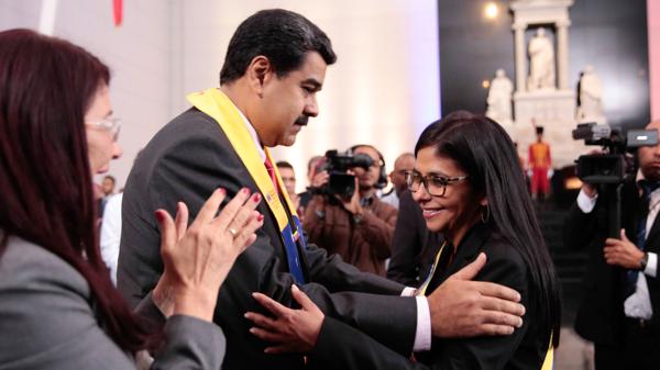 Nicolás Maduro junto a la canciller Rodríguez (EFE)