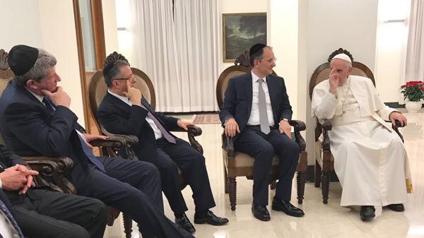 El Papa Francisco junto al rabino Isaac Sacca y su comitiva