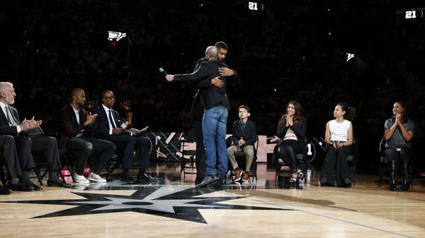 El abrazo de Manu con Duncan el día de su despedida (AFP)