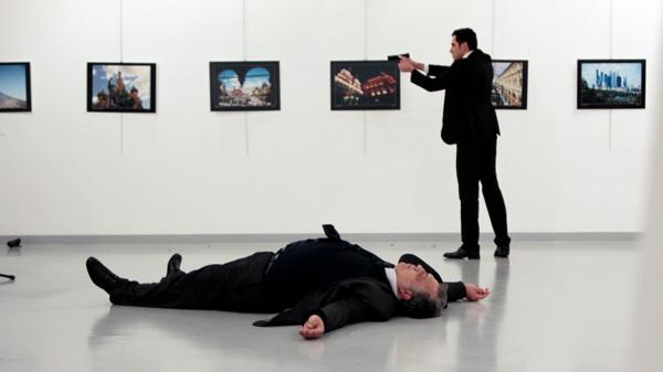 El embajador ruso en Turquía, tendido en el piso tras ser atacado por el terrorista (Reuters)