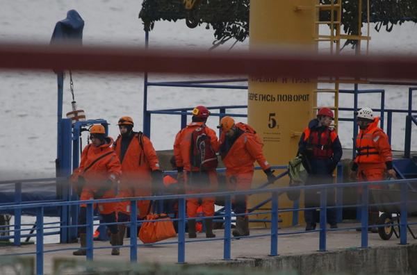 Rescatistas rusos trabajan en el Mar Negro