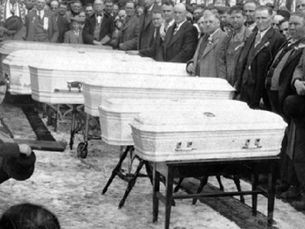 El funeral de los Lawson reunió a una multitud. Nadie quería perderse ese “espectáculo”. Luego la vivienda familiar se convertiría en una visita “obligada” de los curiosos