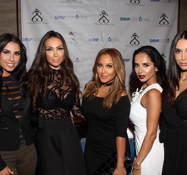 Las hermanas Sozahdah posan con la cantante Adrienne Bailon en un evento de Drip Doctors