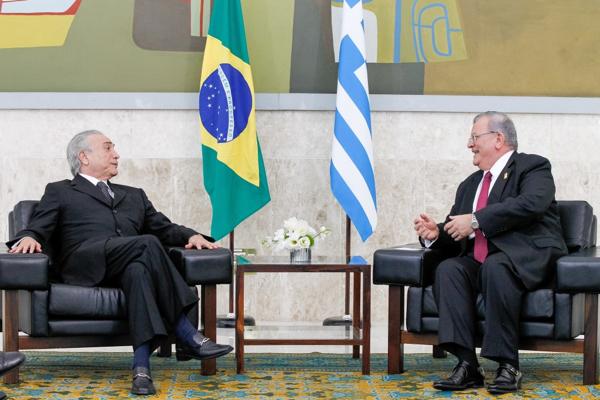 Un encuentro entre el embajador griego en Brasil, Kyriakos Amiridis y el presidente brasileño Michel Temer en Brasilia, el 25 de mayo de 2016 (Reuters)