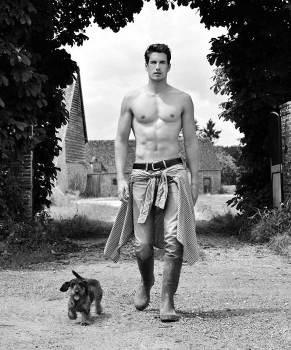 12 campesinos semi desnudos partiparon de la propuesta (Fred Goudon)