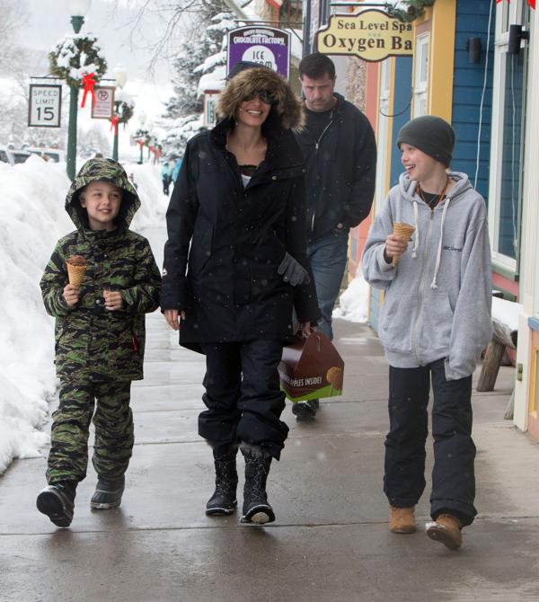 Angelina Jolie junto a Shiloh y Knox, dos de sus seis hijos, en Crested Butte, Colorado ((Grosby)