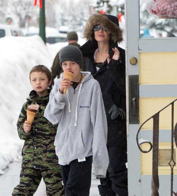 Angelina Jolie junto a Shiloh y Knox, dos de sus seis hijos, en Crested Butte, Colorado (Grosby)