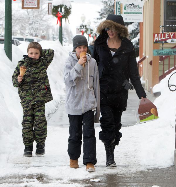 Angelina Jolie, con dos de sus hijos en Colorado