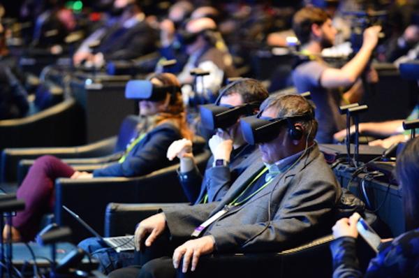 Miembros de la prensa especializada exploraron los distintos usos de la tecnología de realidad virtual
