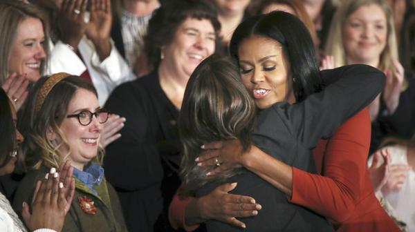 Los docentes y consejeros escolares escucharon con emoción a Michelle Obama en su último discurso (AP)