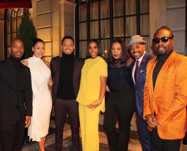 De izquierda a derecha, La La Anthony, Terrence J, Kelly Rowland, Will Packer y el rapero Wale posaron para una foto mientras se preparaban para bailar con el presidente y la primera dama