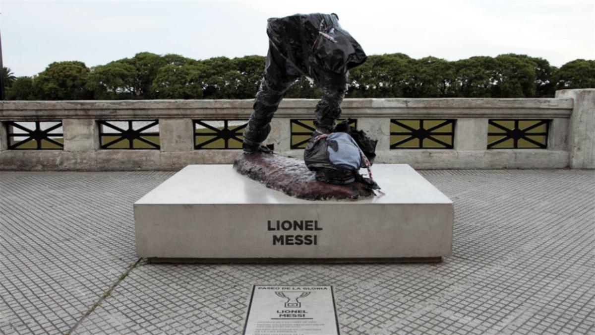 Destrozaron la estatua de Lionel Messi en el Paseo de la Gloria - Infobae.com