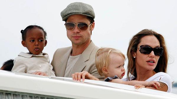 Brad Pitt con Zahara en brazo, y Angelina Jolie con su hija Shiloh (Grosby Group)