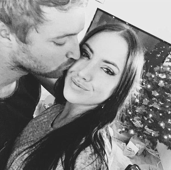 Liam Fitzgerald y Nardya Miller. El joven está deshecho por la situación de su prometida