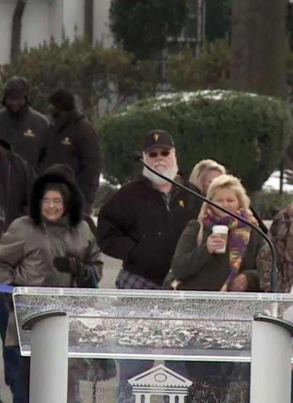 El hombre de barba fue identificado como los conspiradores como Elvis Presley. Incluso algunos aseguran que se trata del hermano gemelo del cantante, Jesse Garon, muerto en el momento de su nacimiento