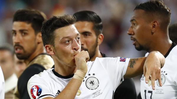 Mesut Özil, de descendencia turca, y Jérôme Boateng, de familia ghanesa, celebran un tanto de Alemania (Reuters)