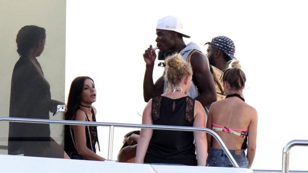 La imagen de Pogba fumando en sus vacaciones (The Sun)