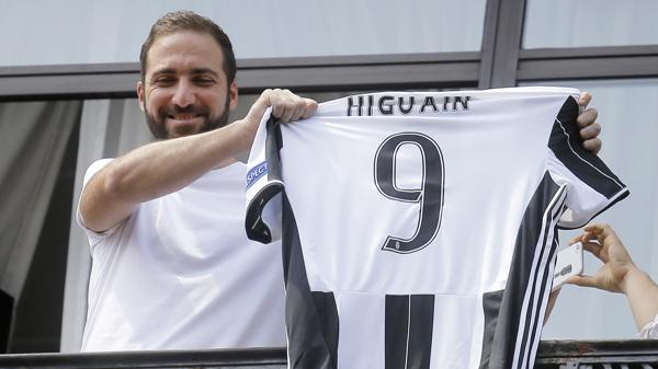 Higuaín fue presentado en la Juventus luego de concretar un pase millonario