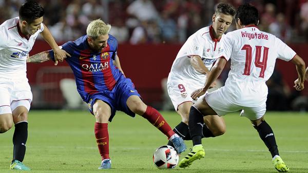 Messi ante Vietto, Kranevitter y Kiyotake en la ida ante Sevilla (AFP)
