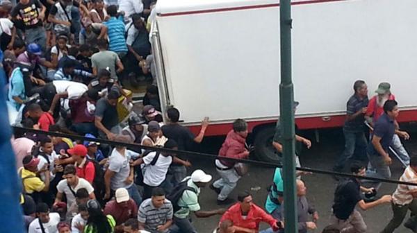 Muchos venezolanos, desesperados, saquearon camiones y comercios (Twitter)