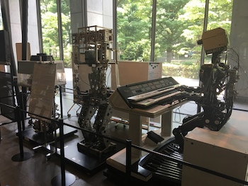 Primer robot caminante expuesto en