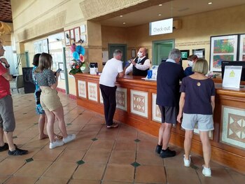 Un empleado con una mascarilla