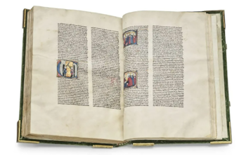 Manuscrito medieval abierto, exhibiendo páginas amarillentas con texto en columnas y cuatro iniciales iluminadas. La encuadernación es verde oscuro con herrajes dorados