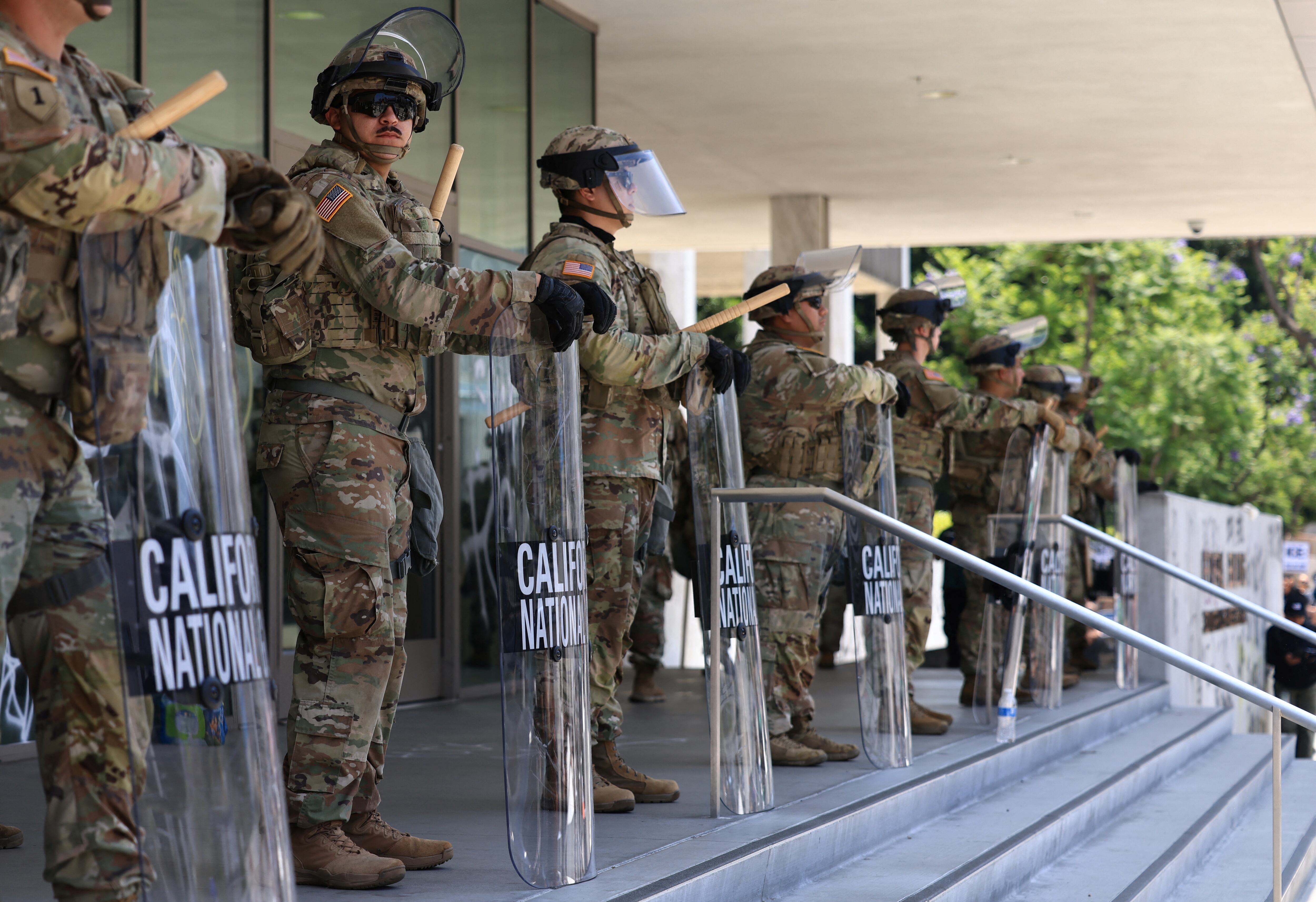 En una directiva del sábado, Trump invocó una disposición legal que le permite desplegar miembros del servicio federal cuando haya “una rebelión o peligro de rebelión contra la autoridad del Gobierno de los Estados Unidos” (REUTERS/David Swanson)