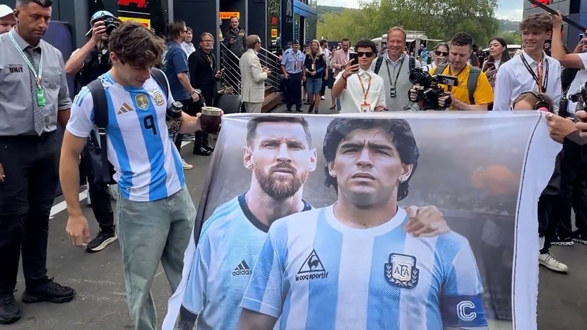 Franco Colapinto llegó al Gran Premio de Bélgica con una bandera de Messi y Maradona antes de la final del Mundial 2026