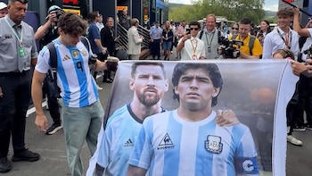 Franco Colapinto llegó al Gran Premio de Bélgica con una bandera de Messi y Maradona antes de la final del Mundial 2026