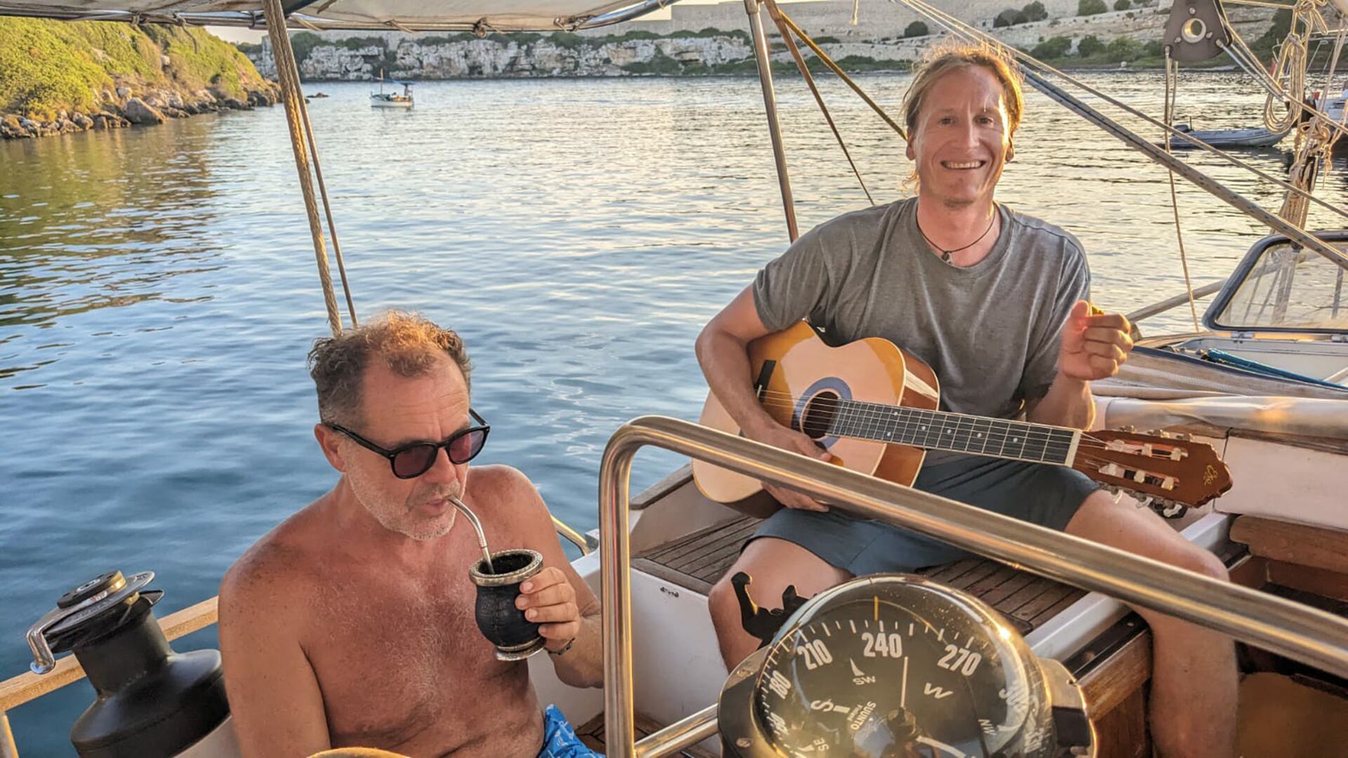 Adrián Magnago en la cubierta de Ítaca, el velero con el que inició la reinvención que lo llevó a dejar la vida corporativa.