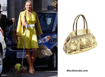 Kim Cattral con un bolso