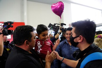 Los estudiantes mexicanos usan máscaras protectoras a su llegada al Aeropuerto Internacional Del Bajío, después de que el gobierno del estado de Guanajuato organizó el regreso de China para estudiantes mexicanos debido al brote de coronavirus, en Silao, México, 1 de febrero de 2020. REUTERS / Sergio Maldonado
