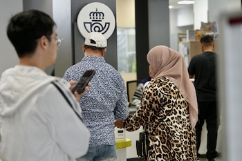 Una oficina de Correos de Valladolid en el primer día para pedir la regularización de extranjeros. (CLAUDIA ALBA/PHOTOGENIC - EUROPA PRESS)