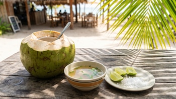 Agua de coco, consomé y limón con sal: qué le hace cada remedio popular al cuerpo cuando tienes cruda