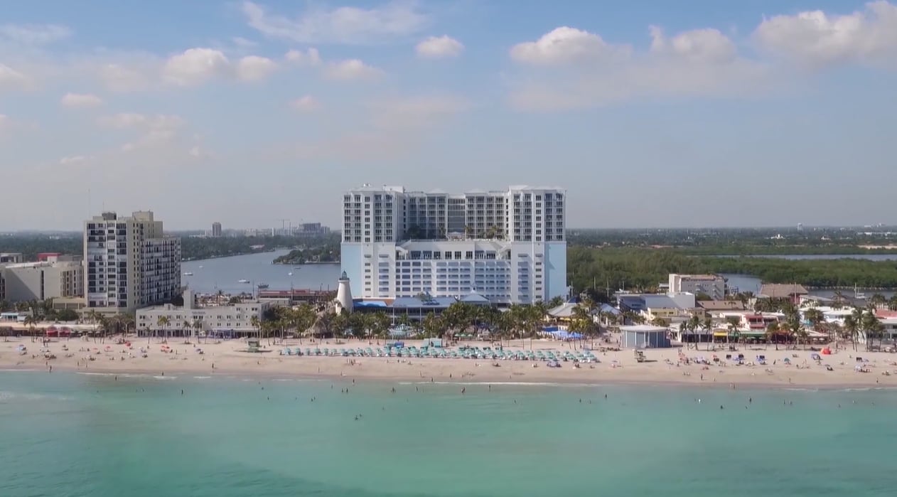 El estacionamiento del resort de Hollywood Beach fue el escenario donde comenzó el accionar de la banda, según los documentos oficiales (@Margaritaville Hollywood Beach Resort)