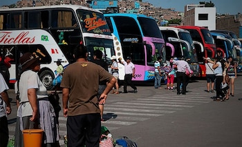 La demanda de pasajes interprovinciales incrementó los precios hasta S/200, mientras viajeros de distintas provincias arriban a la capital para reencontrarse y compartir tradiciones familiares.| Andina