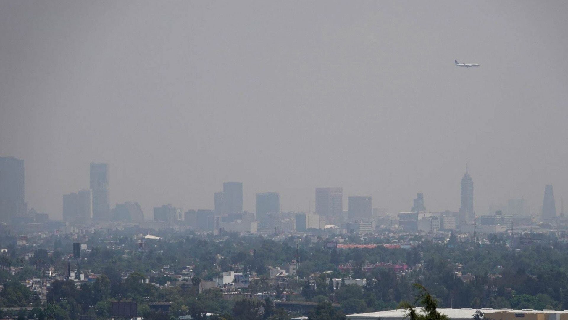 Dependiendo el nivel de contaminación en el aire, las autoridades hacen recomendaciones y toman medidas ambientales (Cuartoscuro)