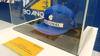 Una de sus clásicas gorras