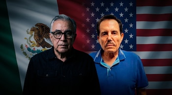 Dos hombres posan frente a las banderas difuminadas de México a la izquierda y Estados Unidos a la derecha.