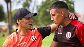 Fabián Bustos conversando con Alex