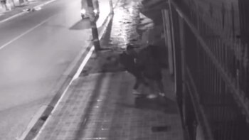 Policía agrede brutalmente a su