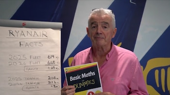 El consejero delegado de Ryanair, Michael O'Leary, sostiene el libro 'Basic Math for Dummies' frente a una pizarra en su video respuesta al ministro Óscar Puente. (X / @Ryanair_ES)