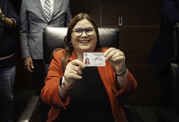 CIUDAD DE MÉXICO, 20AGOSTO2024.-Imelda Castro Castro, acude por su credencial que la acredita como senadora y pasa lista ficticia durante recorrido por el pleno de la Cámara de Senadores.
FOTO: ANDREA MURCIA /CUARTOSCURO.COM