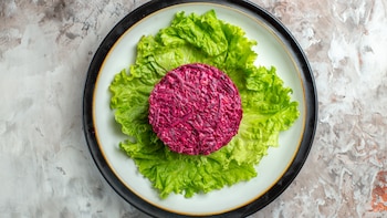 Hamburguesa de remolacha: una variante moderna, saludable y con mucho color con la que puedes sorprender a tus invitados esta primavera