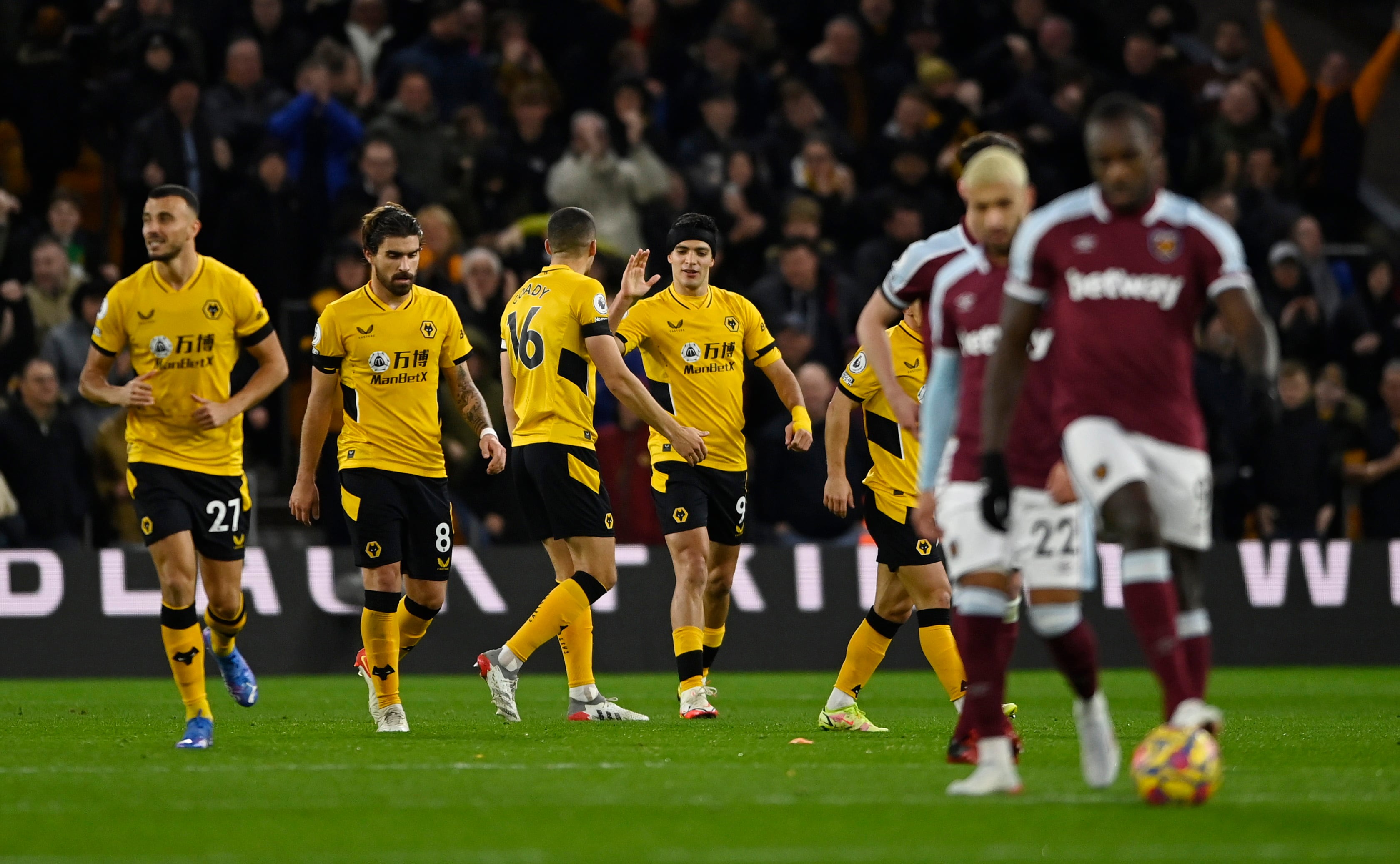 Raúl Jiménez fue titular con el Wolverhampton y participó en el primer gol de los Wolves con un pase clave en la anotación de Munetsi. REUTERS/Tony Obrien