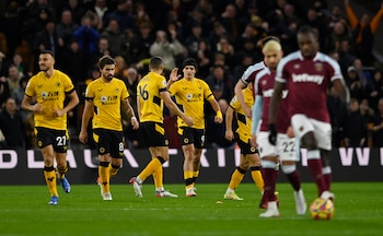 Raúl Jiménez fue titular con el Wolverhampton y participó en el primer gol de los Wolves con un pase clave en la anotación de Munetsi. REUTERS/Tony Obrien