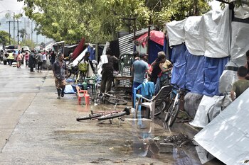Varias personas permanecen en carpas