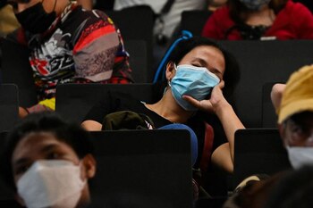 Una mujer con mascarilla contra