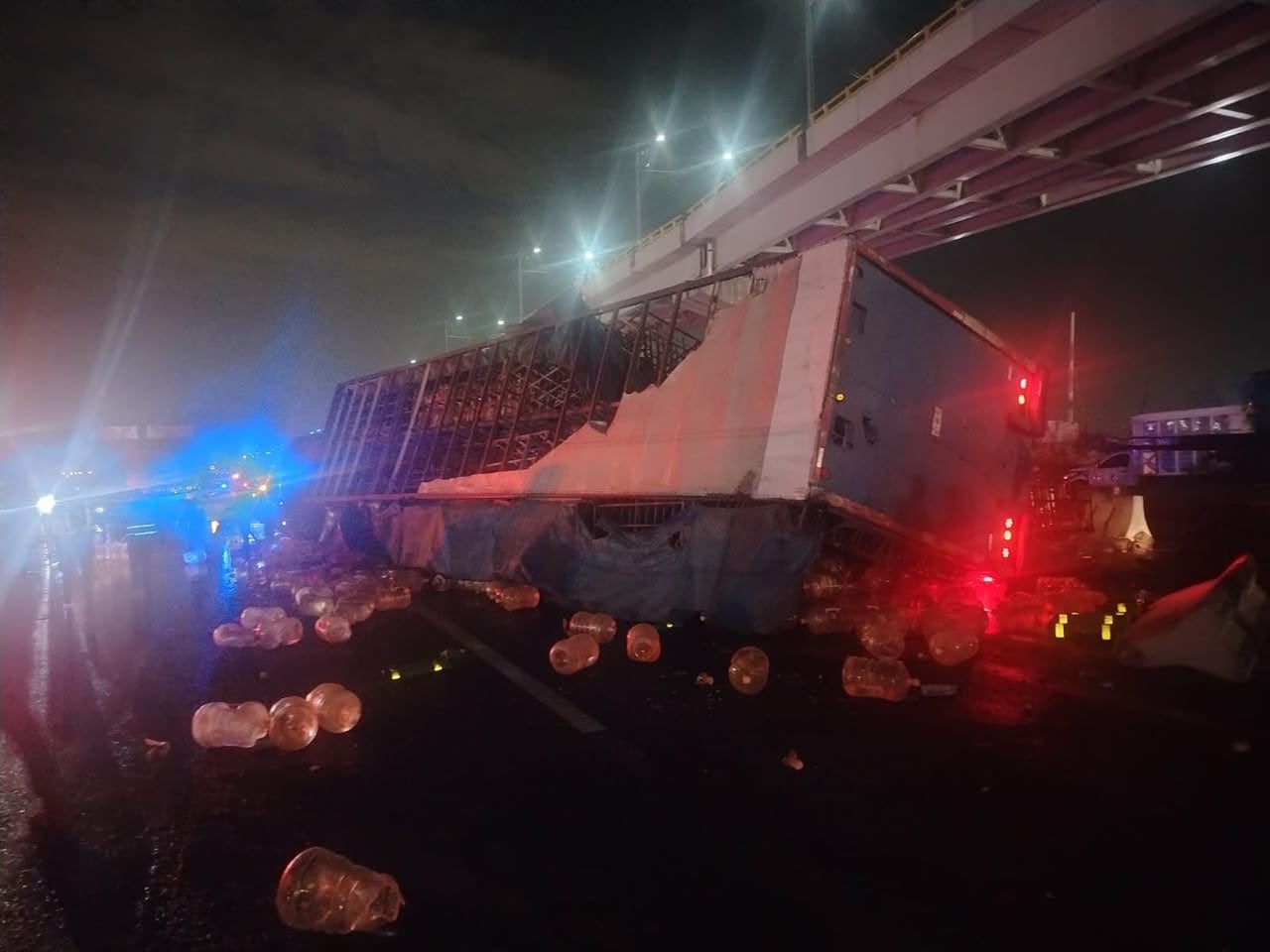 Caos vial en la México-Puebla: tráiler cargado con más de mil garrafones se voltea y provoca tráfico en más de 5 km